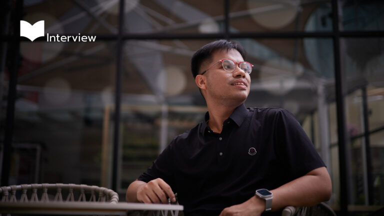 บันทึกสนทนาฮีลใจและบทเรียนแห่งความสุขจาก ศร-ศวัส เจ้าของเพจ ‘คิดมาก’ นักเขียนที่ใช้ตัวหนังสือเยียวยาจิตใจคนอ่าน