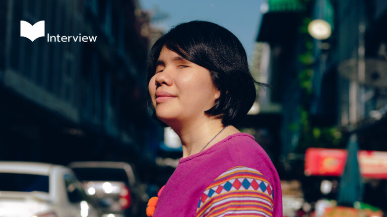 จากนักเขียน สู่นักจิตวิทยา และบรรณาธิการ ชวนคุยกับ พลอย-สโรชา กิตติสิริพันธุ์ เมื่อความสุขไม่ต้องตามหา และอาจไม่ต้องใช้สายตาเพื่อมองเห็น